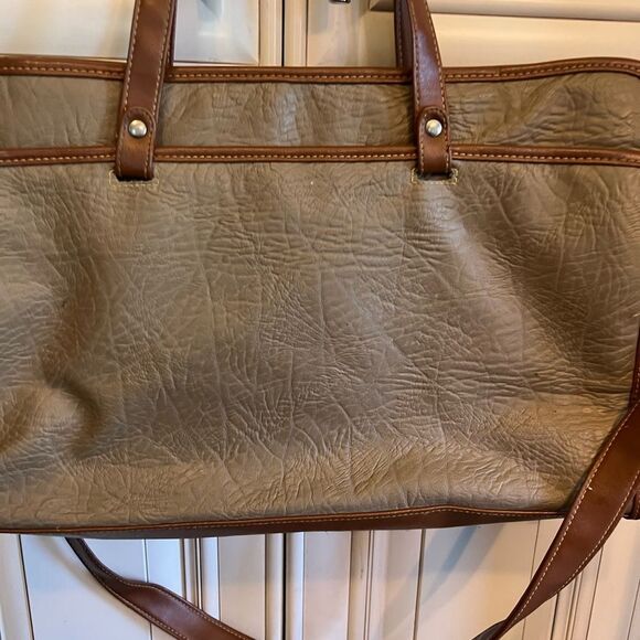 Vintage International All Weatherwear  Tan Leather  Zippered Handbag. - Picture 7 of 10